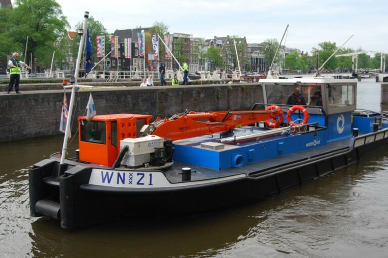 hybrid service vessel WN21 for Waternet in canal